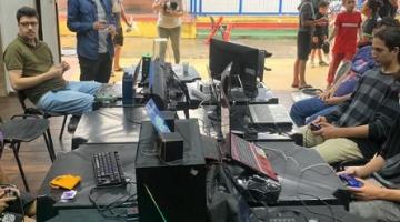 pessoas jogando videogame #paratodosverem