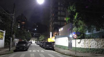 rua com nova iluminação #paratodosverem 
