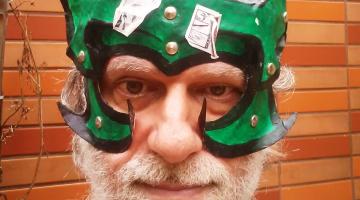 gazy andraus com um espécie de capacete com figurinhas coladas. #paratodosverem