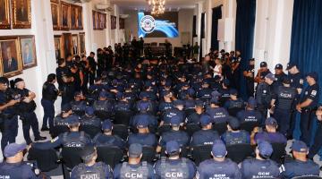 guardas sentados durante a cerimônia #paratodosverem