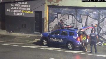 homem entra em viatura pela porta do bagageiro. #paratodosverem 