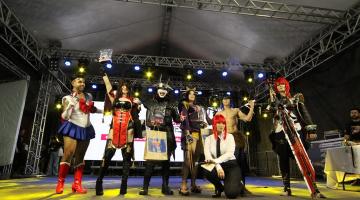 pessoas em concurso de cosplay #paratodosverem