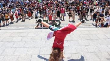 criança dá estrela na diante na rua diante de grande público. #paratodosverem