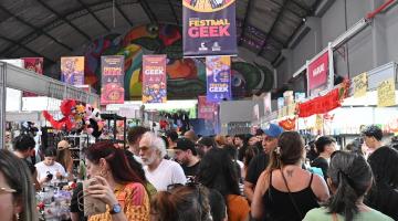 pessoas caminhando no festival #paratodosverem