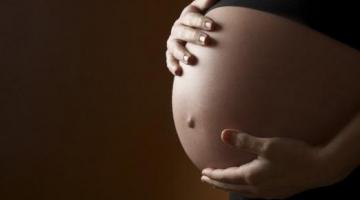 foco em barriga nua de grávida. #paratodosverem