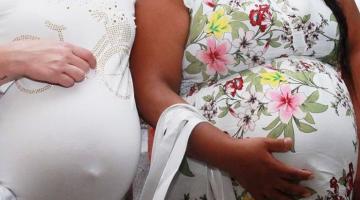 Duas mulher grávidas. Imagem em close mostra as barrigas. #Paratodosverem