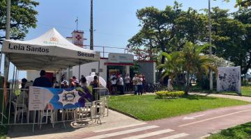 Tenda montada em frente à Gibiteca. #paratodosverem