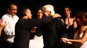 homem abraça gilberto mendes #paratodosverem 