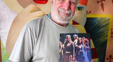 Autor mostra seu livro. #Paratodosverem.