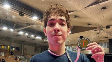 Atleta mostra a medalha na Eslovênia. #Paratodosverem