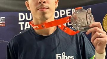 Atleta com a medalha de prata. #Paratodosverem