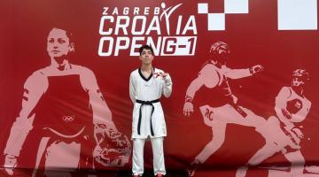 Lutador de Santos no pódio. #Paratodosverem.