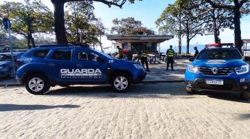 viaturas da guarda municipal estão na orla, próximas a quiosque. #paratodosverem