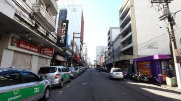 Rua do Gonzaga com veículos e estabelecimentos de portas fechadas. Imagem de arquivo. #Paratodosverem