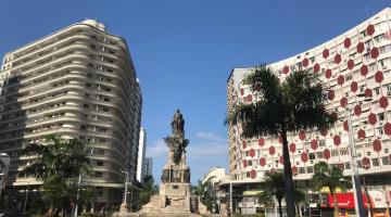 Imagem do monumento e prédios da Praça da Independência. #pracegover