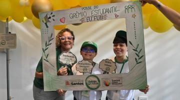 alunos posam em molde para foto #paratodosverem