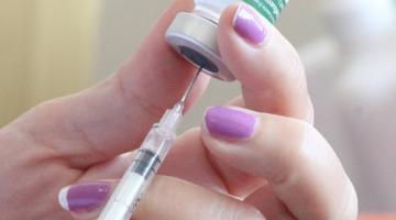mão coleta dose da vacina em seringa #paratodosverem 