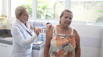 mulher é vacinada no braço #paratodosverem 