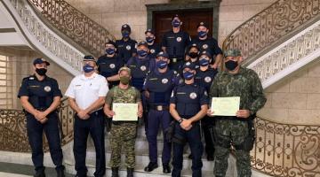 INTEGRANTES DA GUARDA MUNICIPAL POSAM PARA FOTO NA ESCARIA DO SAGUÃO DA PREFEITURA. #PARATODOSVEREM