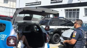 homem colocado na parte de trás de um carro #paratodosverem