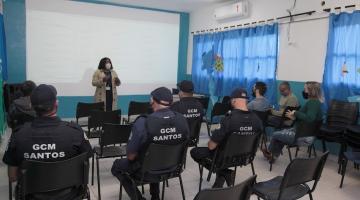 Mulher fala com guardas em sala de aula #paratodosverem