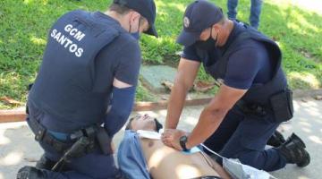 Guardas realizam simulação de atendimento a vítima de parada cardiorrespiratória. #pratodosverem