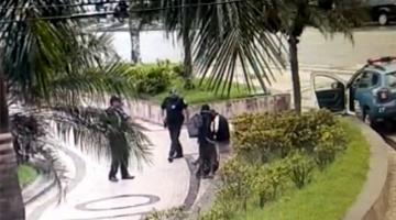 dois guardas abordam homens em praça #paratodosverem