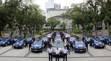 viaturas da guarda municipal na praça mauá. Há guardas ao lado dos veículos. #paratodosverem