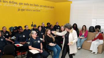 palestrante fala com guardas sentadas #paratodosverem 