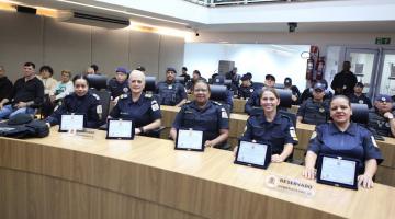 guardas sentados com diplomas #paratodosverem