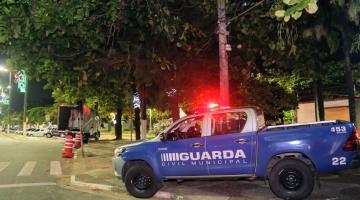 viatura da guarda no calçadão da orla à noite. #paratodosverem