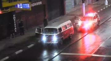 viatura parada ao lado de kombi #paratodosverem 