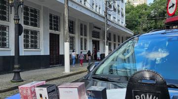 produtos em capô de carro na frente de delegacia #paratodosverem