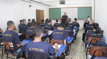 Secretário de segurança conversa com novos guardas em sala de aula. #paratodosverem