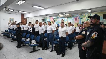 guardas em pé durante a aula #paratodosverem