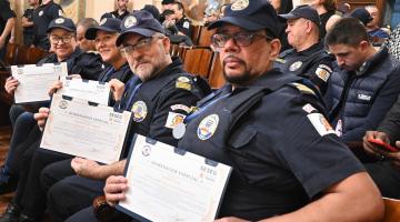 guardas mostram certificados #paratodosverem