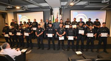 guardas mostram certificados #paratodosverem