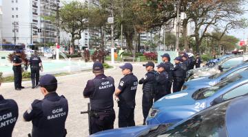 guardas municipais na orla enfileirados diante de viaturas. #paratodosverem