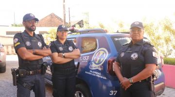 guardas posam ao lado de viatura #paratodosverem 