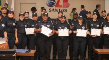 guardas mostram certificados #paratodosverem