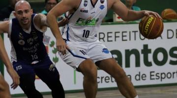 jogadores de basquete no jogo. #Paratodosverem.