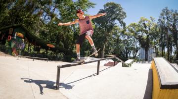 atleta realiza manobra em pista de skate #paratodosverem