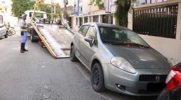 carro parado em rua está sendo guinchado. Há um agente da CET na rua. #paratodosverem 