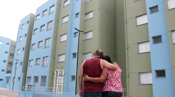 casal se abraça enquanto olha novo conjunto #paratodosverem 