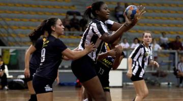 Meninas do handebol voltam à quadra nesta quarta