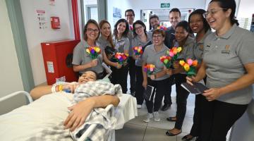 parturiente na maca e coral ao fundo. #paratodosverem