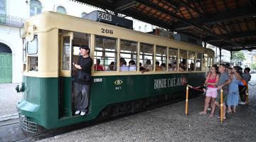 o bonde com passageiros na estação do valongo. paratodosverem