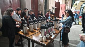 pessoas degustam café em festival