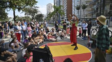 crianças e adultos ocupam orla de santos #paratodosverem