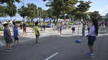 crianças brincando na praia #paratodosverem
